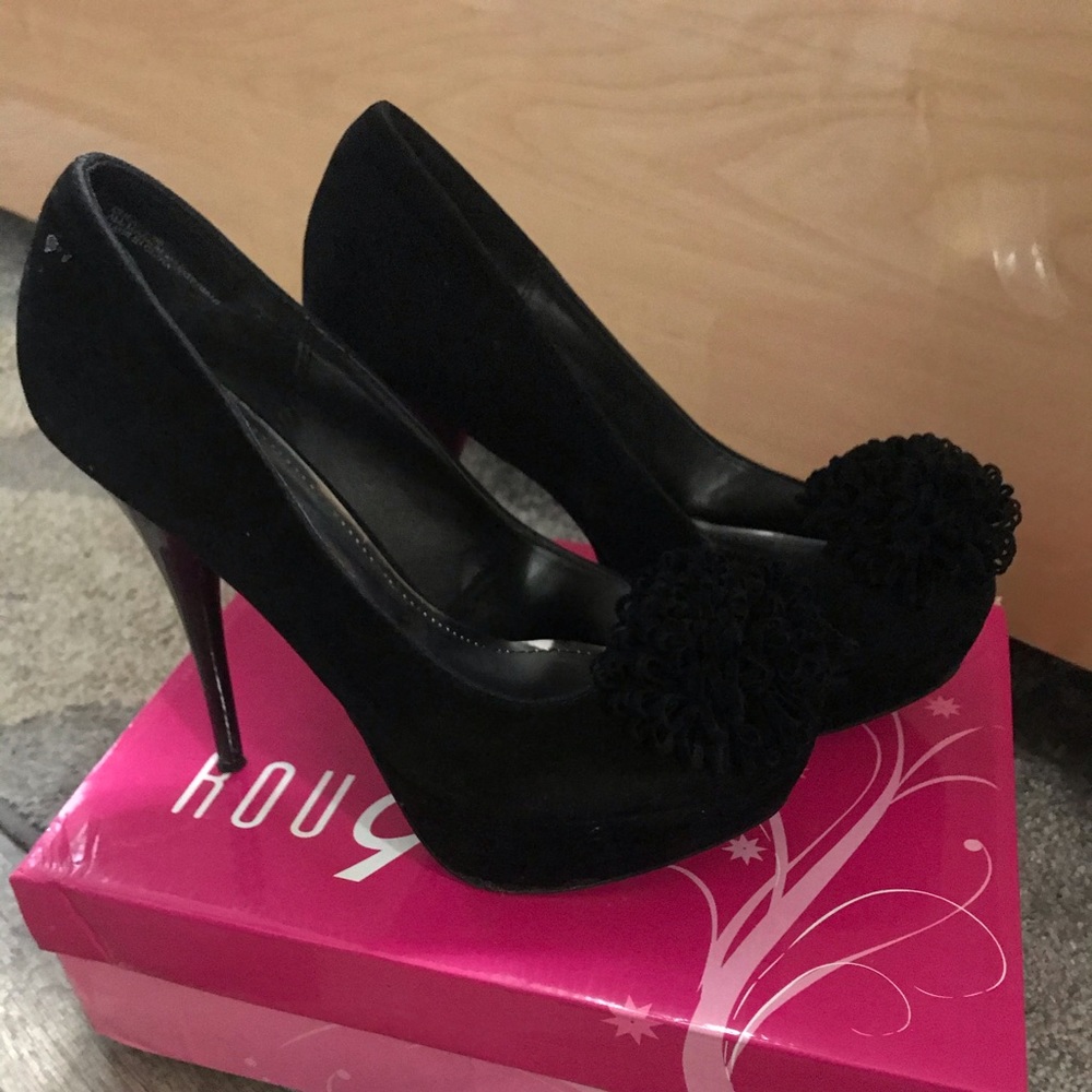Black suede pump